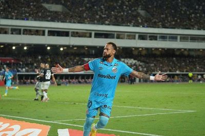 Neymar bị Chủ tịch Remo chỉ trích dữ dội sau màn ăn mừng trước khu kỹ thuật