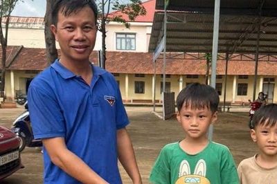 Nhặt được bông tai vàng khi chơi ở trường, hai anh em có hành động khiến nhiều người khen ngợi