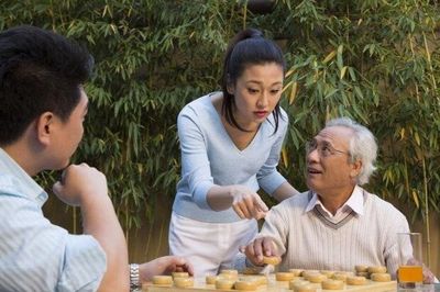 Nghỉ hưu sống cùng con gái, một quyết định của tôi khiến con rể từ muốn 'đuổi khéo' đến cung phụng bố vợ vô điều kiện