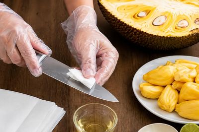 Mẹo xử lý nhựa mít dính cứng đầu khi bổ: Chỉ vài thao tác nhỏ, tay sạch, dao bóng như mới