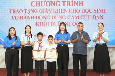 Tuyên dương hai em nhỏ mưu trí, dũng cảm cứu người khỏi đuối nước