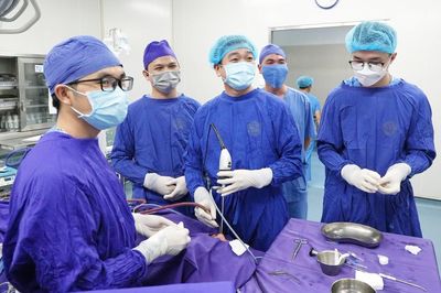 Tưởng cận thị và nóng trong, bé gái suýt mất thị lực vì khối u hiếm