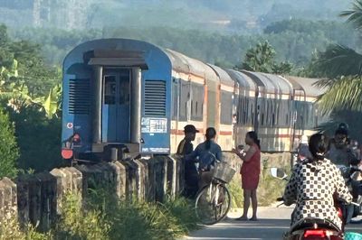 Đứng ở mép taluy đường sắt, người đàn ông bị tàu hỏa tông tử vong