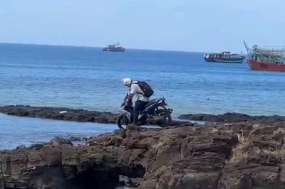 Du khách nước ngoài chạy mô tô lên di tích quốc gia Cổng Tò Vò