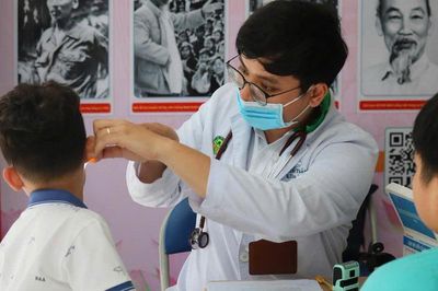 Học sinh tại TPHCM được khám sức khỏe trước khi bước vào năm học mới