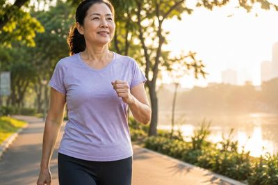 Đi bộ sáng hay chiều tốt cho sức khỏe não bộ sau tuổi 50?
