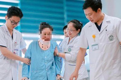 8 tháng nằm liệt sau sinh, người mẹ Lào tìm lại đôi chân nhờ ca vi phẫu tại Bệnh viện Bạch Mai