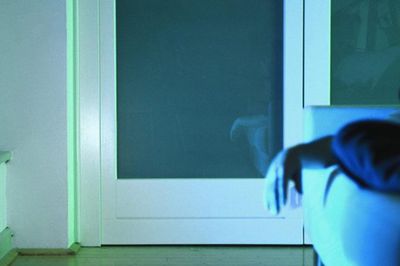 Ngủ khi tivi vẫn bật gây hại cho sức khỏe như thế nào?