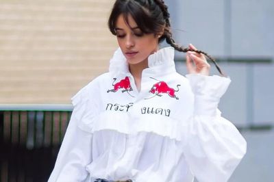 Diện áo blouse trắng kết hợp cùng quần jeans, vừa đẹp vừa không lo lỗi mốt