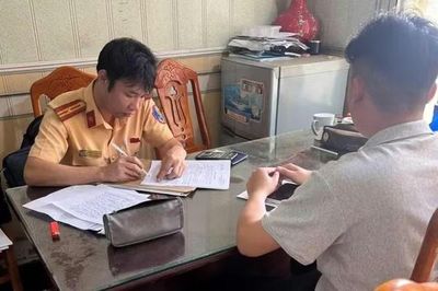 Hải Phòng: Xử phạt tài xế lái Camry tông xe máy rồi bỏ chạy