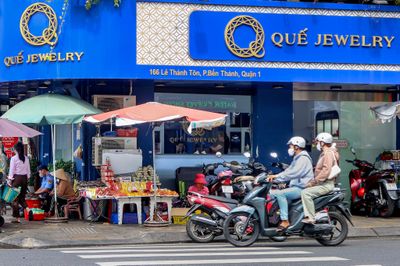 Một cửa hàng kim cương ở TP.HCM mở lại, loạt nơi khác vẫn im lìm