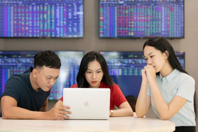 Nhà đầu tư 'chùn chân', VN-Index giảm gần 12 điểm