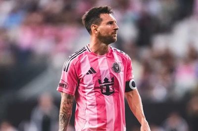 Messi tỏa sáng với cú đúp, thiết lập kỷ lục mới
