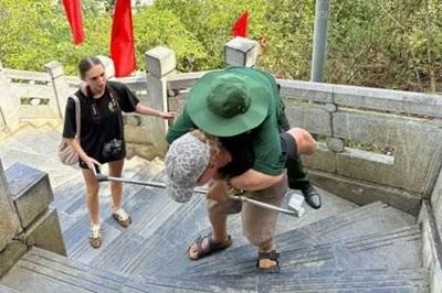 Khoảnh khắc du khách Pháp cõng cựu chiến binh lên Cột cờ Lũng Cú gây xúc động