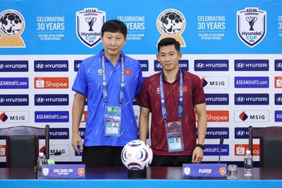 HLV Kim Sang-sik: Tuyển Việt Nam quyết thắng Campuchia