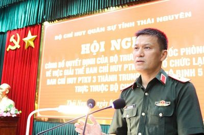 Giải thể, tổ chức lại Ban Chỉ huy phòng thủ khu vực thành Trung đoàn bộ binh, điều động quân số dôi dư cho cấp xã