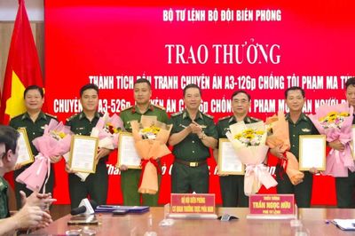 Trao thưởng các đơn vị lập công xuất sắc chống tội phạm trên tuyến biên giới Việt Nam-Campuchia