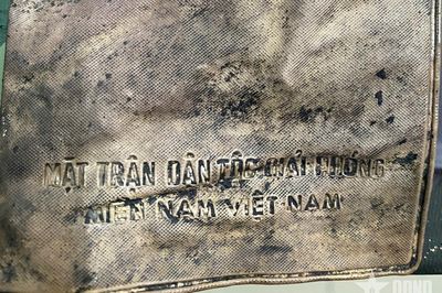 Phát hiện chiếc ví có in lá cờ Mặt trận Dân tộc giải phóng miền Nam Việt Nam tại Công viên Lê Thị Riêng