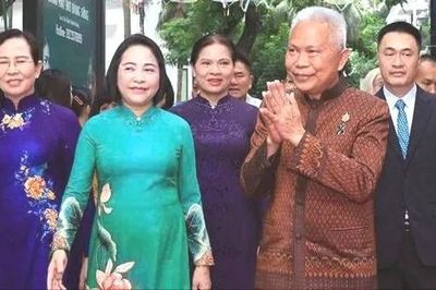 Chủ tịch Quốc hội kiêm Chủ tịch Hạ viện Thái Lan dự triển lãm Đan kết hữu nghị và thăm Đền Ngọc Sơn