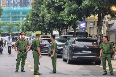 Nhiều cảnh sát xuất hiện tại nhà của Huấn Hoa Hồng