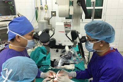 10 giờ vi phẫu nối lại toàn bộ da đầu cho bé gái 2 tuổi sau tai nạn