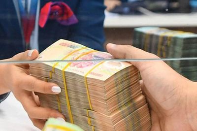 [VIDEO] Dân đổ tiền gửi ngân hàng lập kỷ lục bất chấp lãi suất hạ nhiệt
