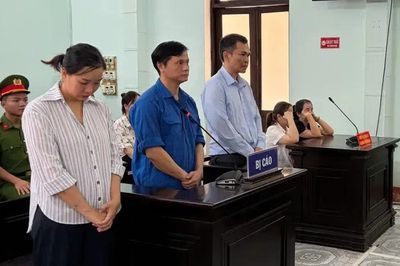 Bảo kê lấn chiếm vỉa hè, 3 cựu cán bộ lĩnh 9 năm tù