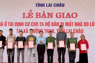 Lai Châu bàn giao 24 căn nhà tái định cư cho người dân vùng lũ Mường Than