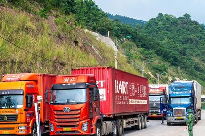 Nườm nượp xe chở nông sản thông quan tại cửa khẩu Lạng Sơn sang Trung Quốc
