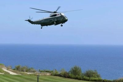 Khoảnh khắc nghẹt thở khi trực thăng chở Tổng thống Trump áp sát máy bay thương mại