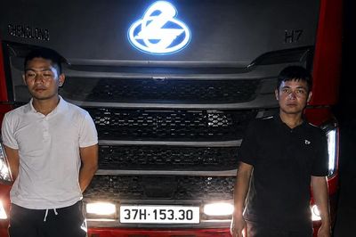 Chặn 4 xe ô tô tải chở hàng chục tấn hàng cấm từ Lào vào Việt Nam