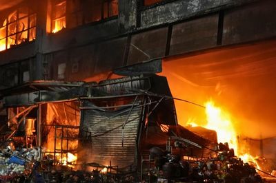 Hiện trường vụ cháy ở khu vực chợ Biên Hòa: Khung sắt cháy đen, mái tôn đổ sập
