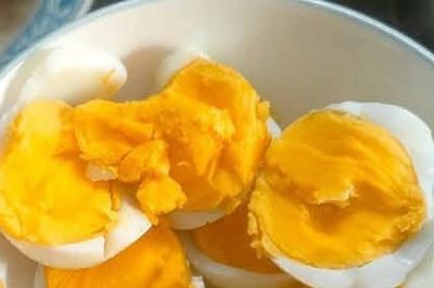 Phó giáo sư giải thích trứng luộc lòng đào hay chín kỹ tốt hơn