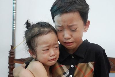 Mắc bệnh hiểm, cậu bé 9 tuổi khóc hỏi: 'Ông có tiền chữa bệnh cho cháu không?'