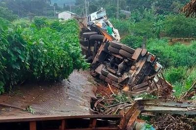 Xe tải cẩu mất phanh tông sập cầu ở Đồng Nai