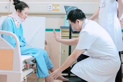 Người phụ nữ Lào bị liệt đã bán cả đàn bò sang Việt Nam tìm lại bước đi