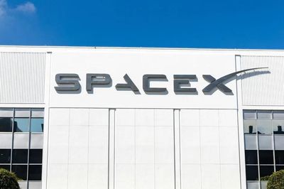 SpaceX nhắm thị trường 600 tỷ USD, tuyên bố sẽ 'cướp' khách của 3 ông lớn