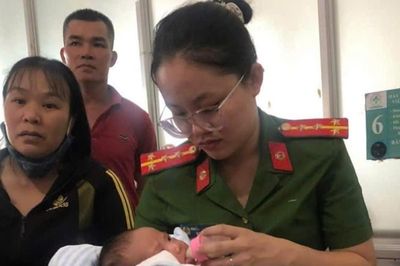Người nhặt phế liệu bất ngờ thấy bé gái 2 tháng tuổi trong giỏ nhựa ven đường