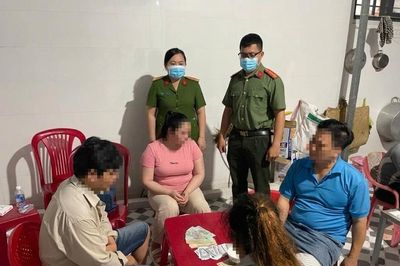 Phát hiện nhóm đối tượng đánh bạc bằng hình thức 'bài binh sập xám'