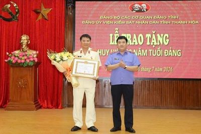 Trao tặng Huy hiệu 30 năm tuổi Đảng cho đảng viên thuộc Đảng bộ VKSND tỉnh Thanh Hóa