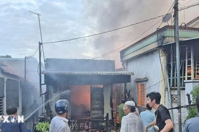 An Giang: Cháy lớn ở khu dân cư khiến 5 căn nhà bị hư hại