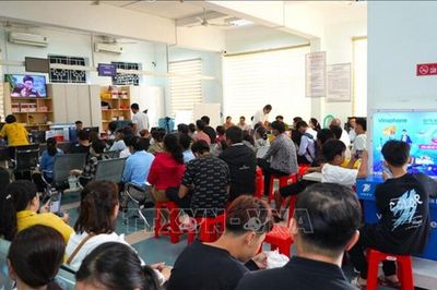 Cán bộ làm việc tại trung tâm phục vụ hành chính công được nhận hỗ trợ tiền hằng tháng