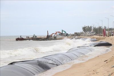 Khẩn trương xây dựng 'lá chắn' bảo vệ bờ biển Thuận An (Huế)