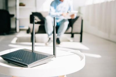 Vì sao tuyệt đối không nên đặt cục Wi-Fi dưới sàn nhà?