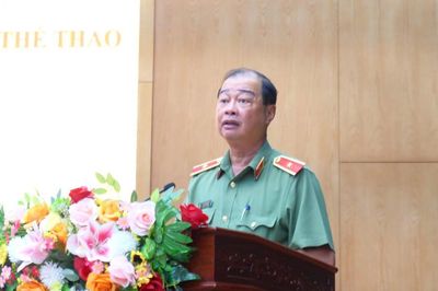 Xem công an bắn súng giữa màn khói, vừa bơi vừa mang súng AK