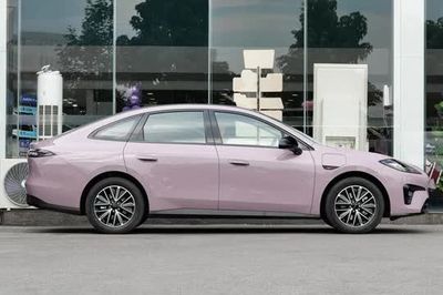 Xe sedan hạng D công suất 224 mã lực, giá chưa tới 400 triệu đồng