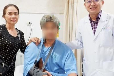 Thiếu niên gãy xương cánh tay, tổn thương thần kinh quay sau vật tay