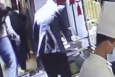 Đi ăn nhà hàng, người phụ nữ bị ngã vì bậc thềm rồi đưa ra yêu cầu gây choáng