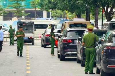 Công an khám xét nơi ở của Huấn 'Hoa Hồng'