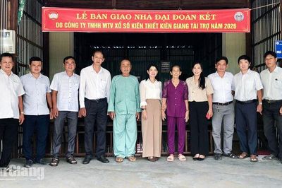 Trao 7 căn nhà Đại đoàn kết cho hộ khó khăn ở xã biên giới Phú Hữu